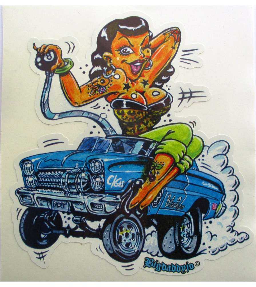 Sticker Pin Up Brune Qui Conduite Une Voiture Americaine Bleu X Cm Bigdaddyjo Autocollant